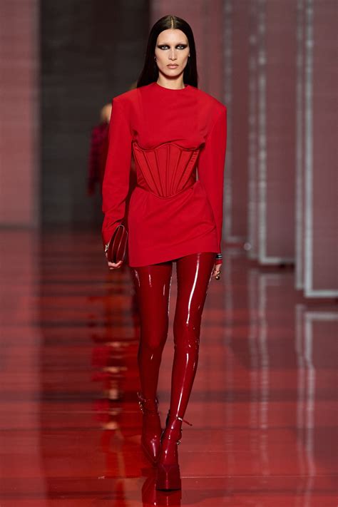 sfilata versace autunno inverno 2022|Versace: lo show Fall Winter 2022 2023 .